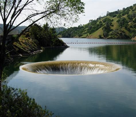 Водосток в резервуаре плотины Monticello Dam's (Северная Калифорния)