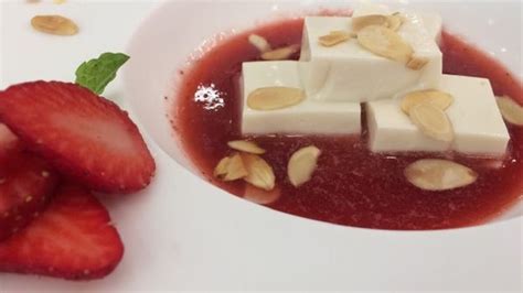 Pannacotta de iogurte calda de morango ou mamão Doces Receitas