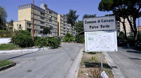 Caivano Maxi Blitz Al Parco Verde Uomini Impegnati