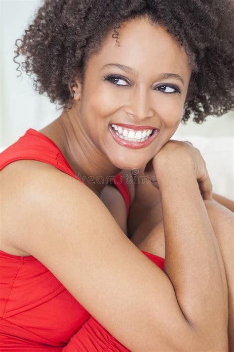 Dents Parfaites De Métis De Fille Heureuse D Afro américain Photo stock