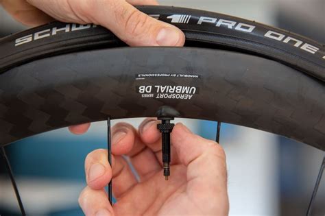 Wie Montiere Ich Einen Tubeless Reifen An Meinem Rennrad Anleitung