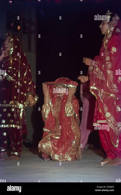 Folk Dance, Giddha, Punjab Stock Photo - Alamy