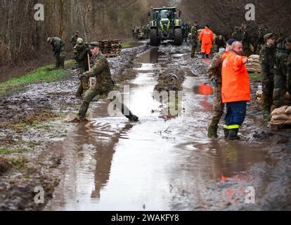 De Enero De Sajonia Anhalt Oberr Blingen Un Miembro De Thw