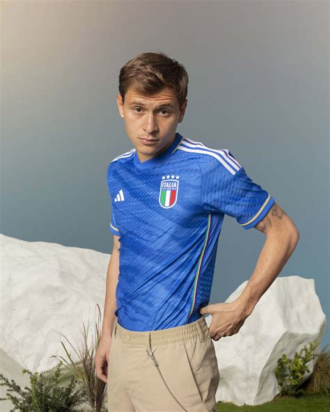 Serie Alas Espectaculares Nuevas Camisetas De Italia En Su Retorno Con