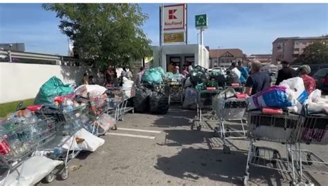 Românii au stat la cozi să recicleze pet uri la Kaufland Timisoara