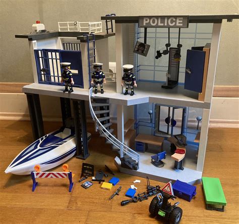 playmobil grand commissariat de police équipé