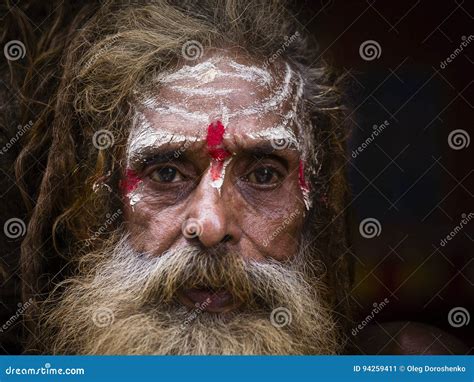 Retrato Del Sadhu De Shaiva Hombre Santo En El Templo De Pashupatinath