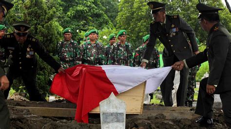 Foto Tangis Prajurit TNI Dan Keluarga Antarkan Serka Sahlan Ke Pemakaman