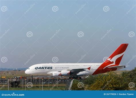 Avião De Passageiros De Qantas Airbus A380 Na Pista De Decolagem Foto