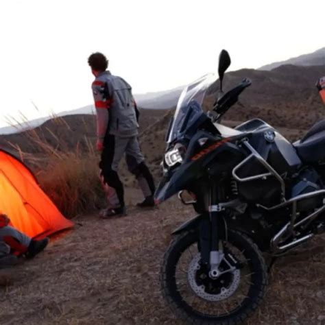 Ventajas y desventajas de viajar en moto solo o acompañado Kmoto