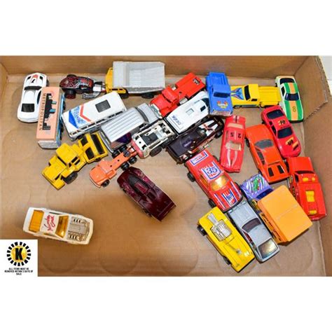 FLAT OF 25 VINTAGE DIECAST CARS