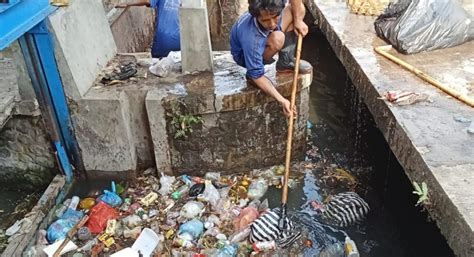 Hindari Sedimentasi Dinas PUPR Bersihkan Sampah Sungai Di Denpasar