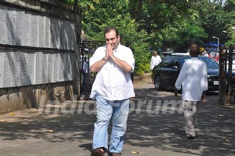 Rajiv Kapoor at Producer Surinder Kapoor funeral at Vile Parle in Mumbai Media