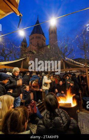 Weihnachtsmarkt in Mainz 2023 viele Besucher strömen in das