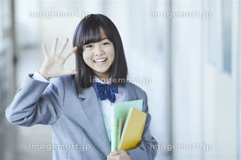 手を振る女子中学生の写真素材 129318917 イメージマート