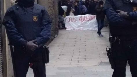 Vecinos del Gòtic evitan el desahucio de más de 20 personas