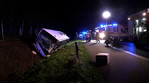 NonstopNews Busfahrer bemerkt abbremsenden LKW nicht und fährt