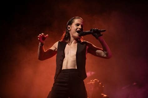 Redcar Christine and the Queens torse nu grimaçant survolté les