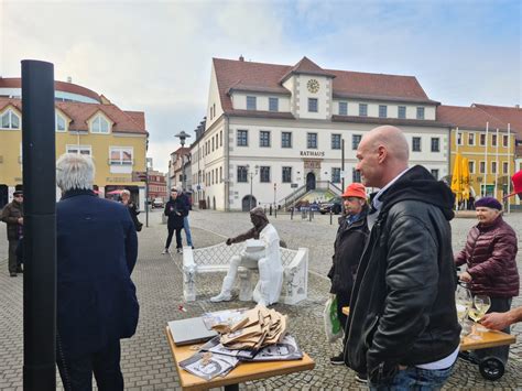 Enthüllung der Skulpt o uren Stadtparkbank Johann von Schadowitz Alias