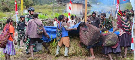 Satgas Yonif Pr Js Ajak Masyarakat Distrik Dal Merayakan Hut