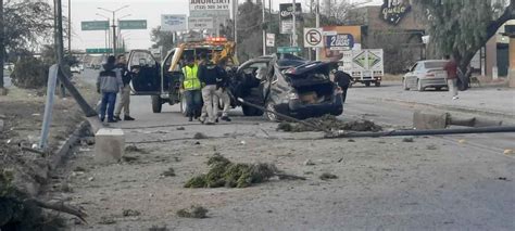 Automovilista Choca Contra Dos Postes Y Vuelca En La Carretera A M Xico