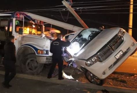 Mujer Corta El Paso A Cami N Y La Choca Contra Dos Postes Voz En Red