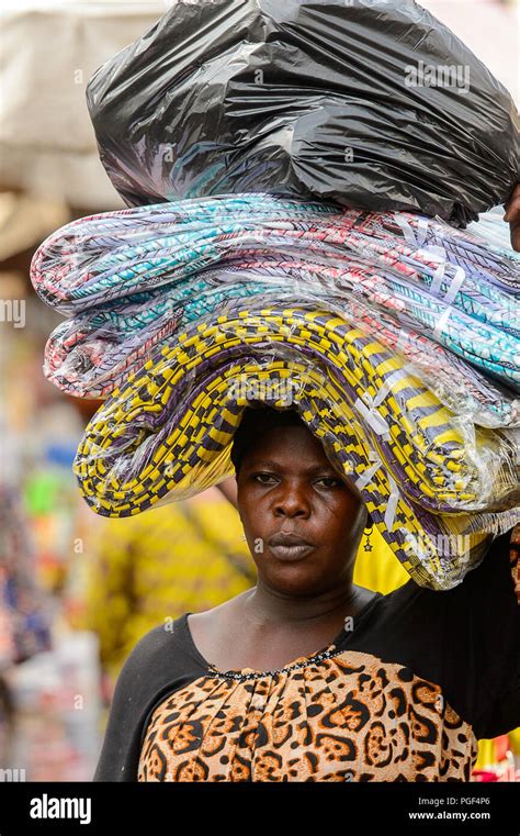 Lom Togo Jan La Mujer Togolesa No Identificado Lleva