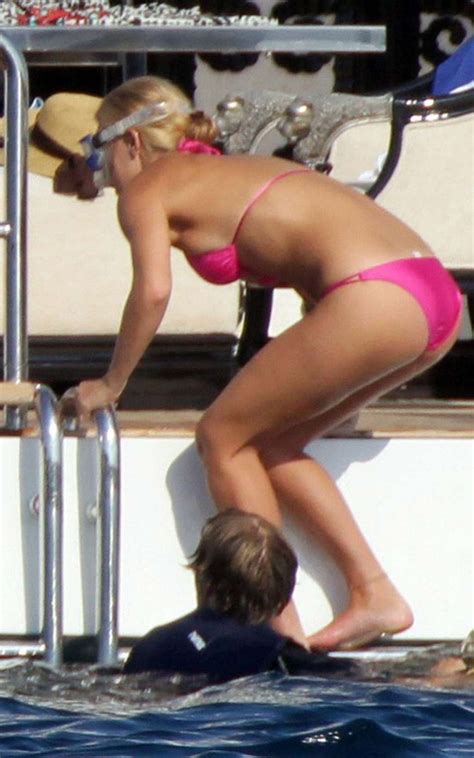 Bar refaeli très sexy en bikini rouge sur un yacht photos paparazzi Photos Porno Photos XXX