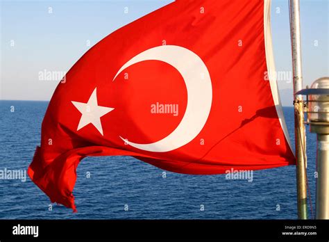 Bandera con luna y estrella roja fotografías e imágenes de alta