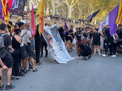 La izquierda independentista quema fotos de Collboni y Aragonès