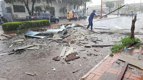 Forte Chuva Atinge Rio Branco Causa Estragos E Deixa Casa Destelhada