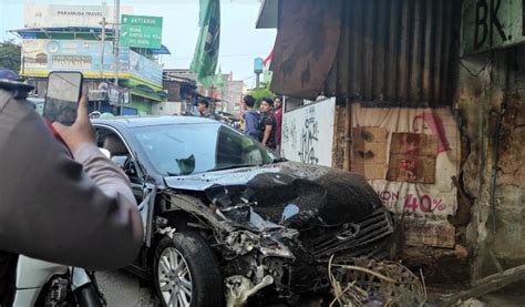 Breaking News Sedan Camry Tabrak Motor Dan Mobil Hingga Warung Di