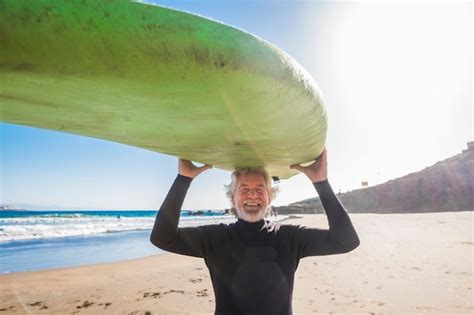 Feliz Senior Con Tabla De Surf En La Cabeza Est Sonriendo Y Riendo