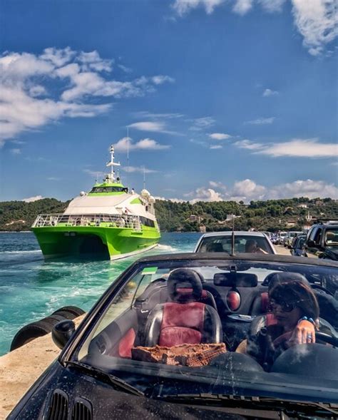 Ferry de pasajeros y automóviles en el puerto de la isla de skiathos en