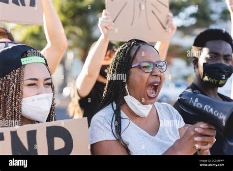 Grupo De Manifestantes Protestan En La Calle De La Ciudad Contra El