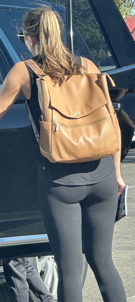 Gorgeous Fit Milf With A Great Ass In Leggings Spandex Leggings Yoga Pants Forum