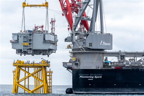 La sous station électrique est posée en mer Parc éolien en mer de