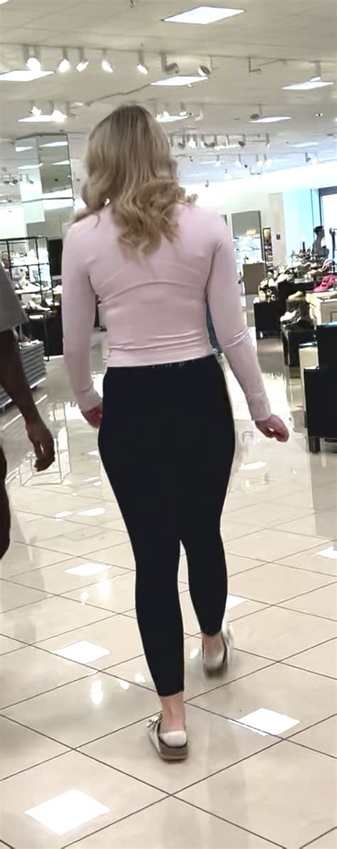 Hot Blonde Nice Ass In Yoga Pants Walking OC Video Spandex Leggings Yoga Pants Forum