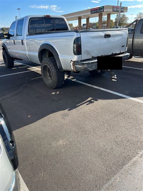 This truck taking 4 spots at the grocery store : r/mildlyinfuriating