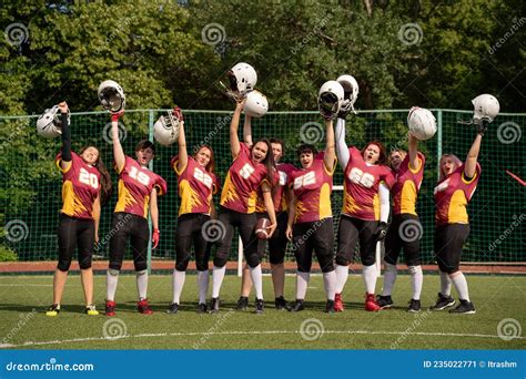 Foto Longa Da Equipe De R Guebi Feminina M Os Levantadas Olhando