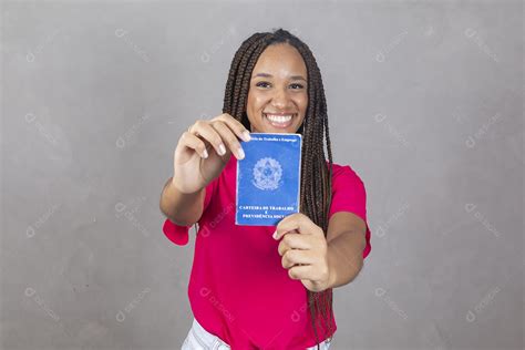 Linda Mulher Jovem Garota Segurando Carteira De Trabalho Sorridente