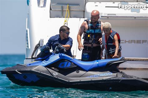 Doja Cat Enjoys The Mexico Sunshine In A Barely There Bikini Photos Onlyfans Leaked Nudes