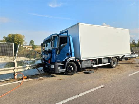 Alessandria Camion Incastrato Sul Ponte Del Bormida Riaperta Una