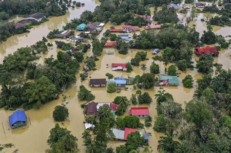 27 000 Evacuated As Floods Hit Six Malaysian States East Coast Worst