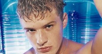 Gay Cultes Blond Bleu Et Brun Rouge