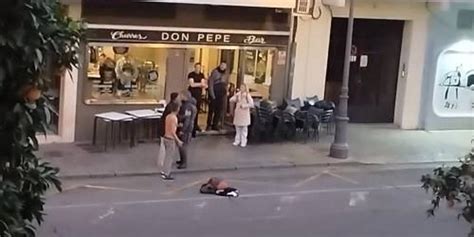 V Deo La Polic A Interviene En Una Pelea En Una Cafeter A Del Centro