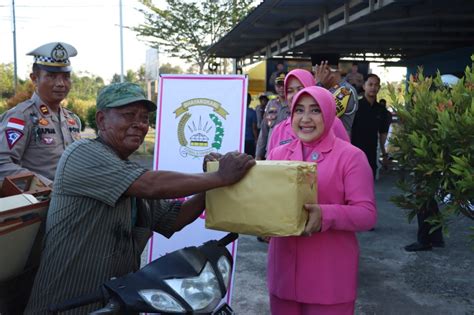 Ketua Bhayangkari Cabang Bintan Turun Ke Jalan Berikan Rakjil Dan