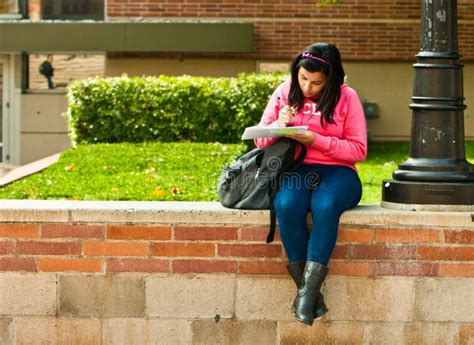 Estudiante Universitario De Latina Que Estudia En Campus Imagen De Archivo Editorial Imagen De