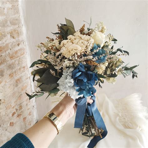 Ramo Preservado Tipo Bouquet En Tonos Azul Con Lazo De Terciopelo