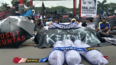 Aremania Gelar Demo Tuntut Pengurus Pssi Mundur Demokratis